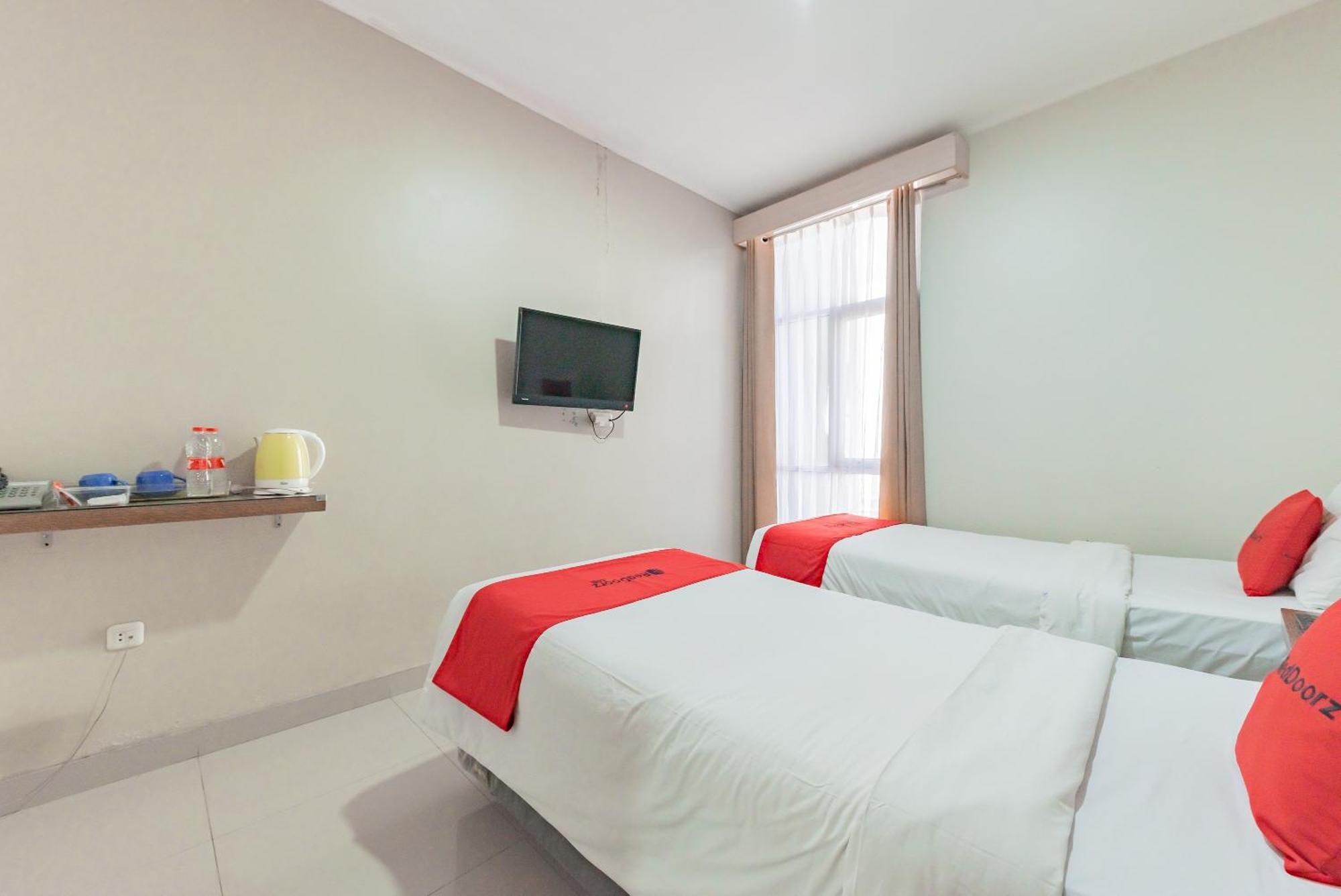 Reddoorz Near Pasar Baru Bandung Hotel Екстериор снимка